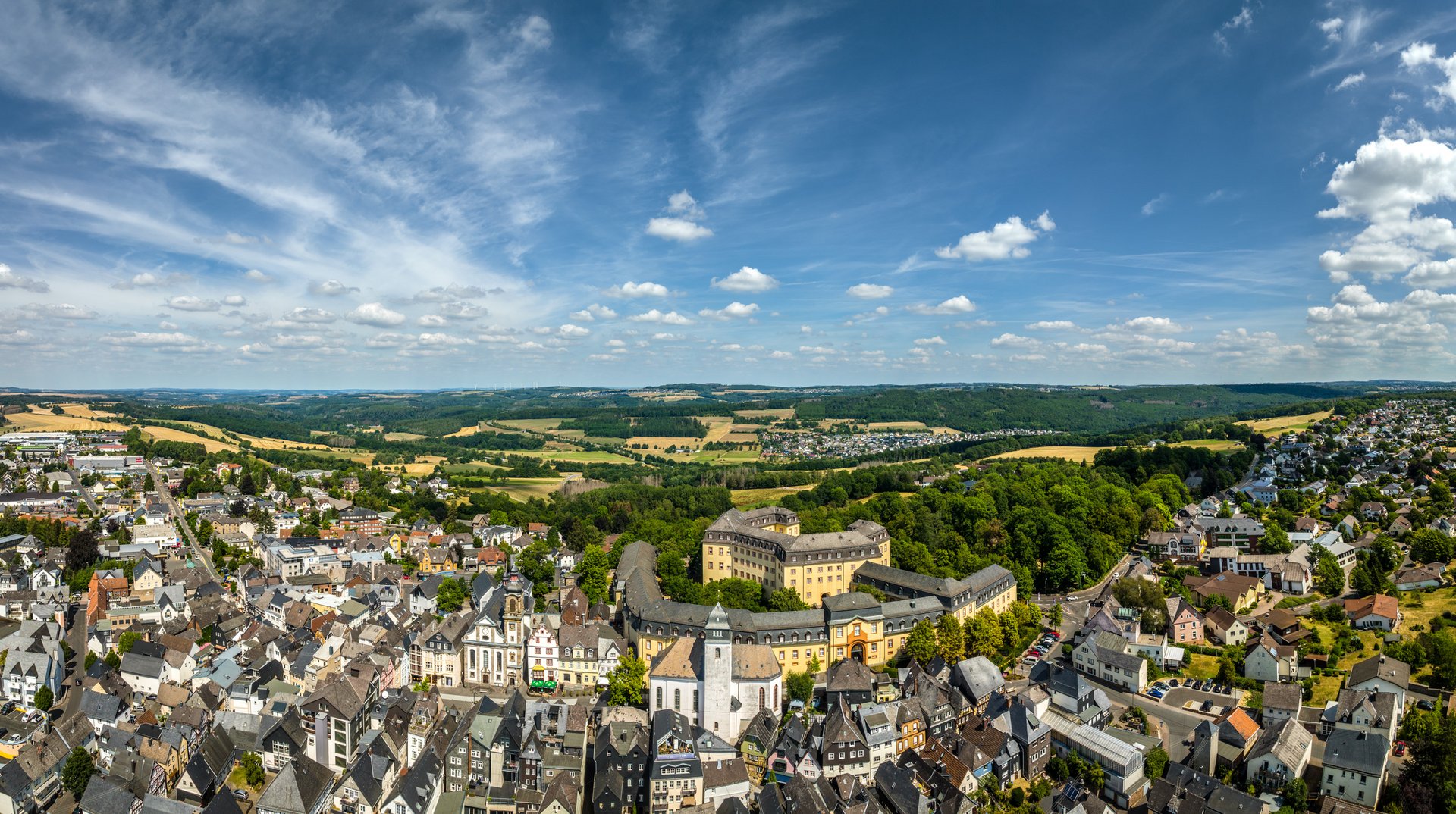 Luftbild Stadt Hachenburg mit Schloss