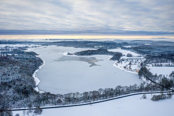 Luftbild zugefrorener Dreifelder Weiher