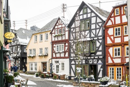 Fachwerkhäuser in der Friedrichstraße schneebedeckt