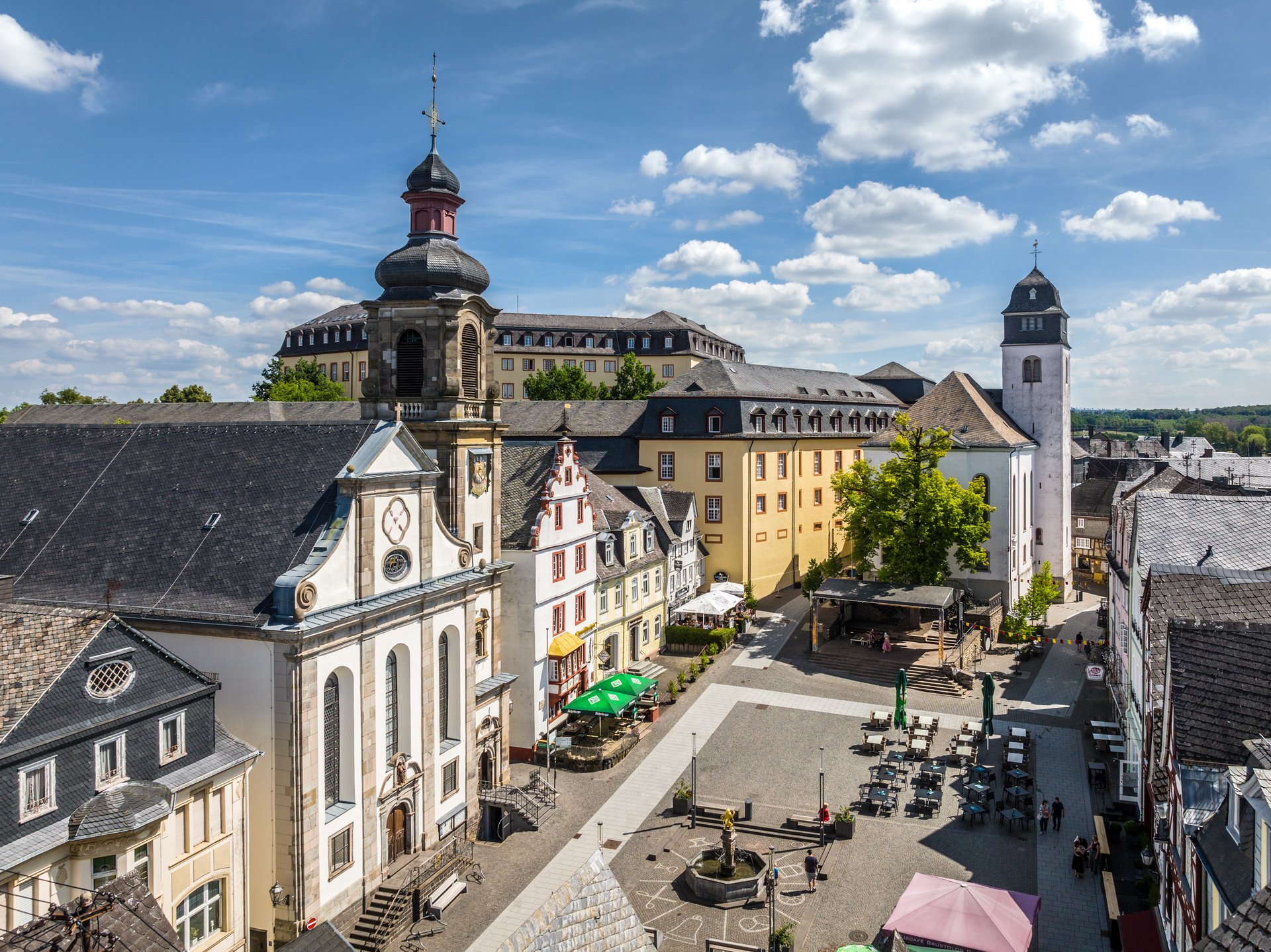 Nahes Luftbild von katholischer und evangelischer Kirche und dem Schloss am Alten Markt 