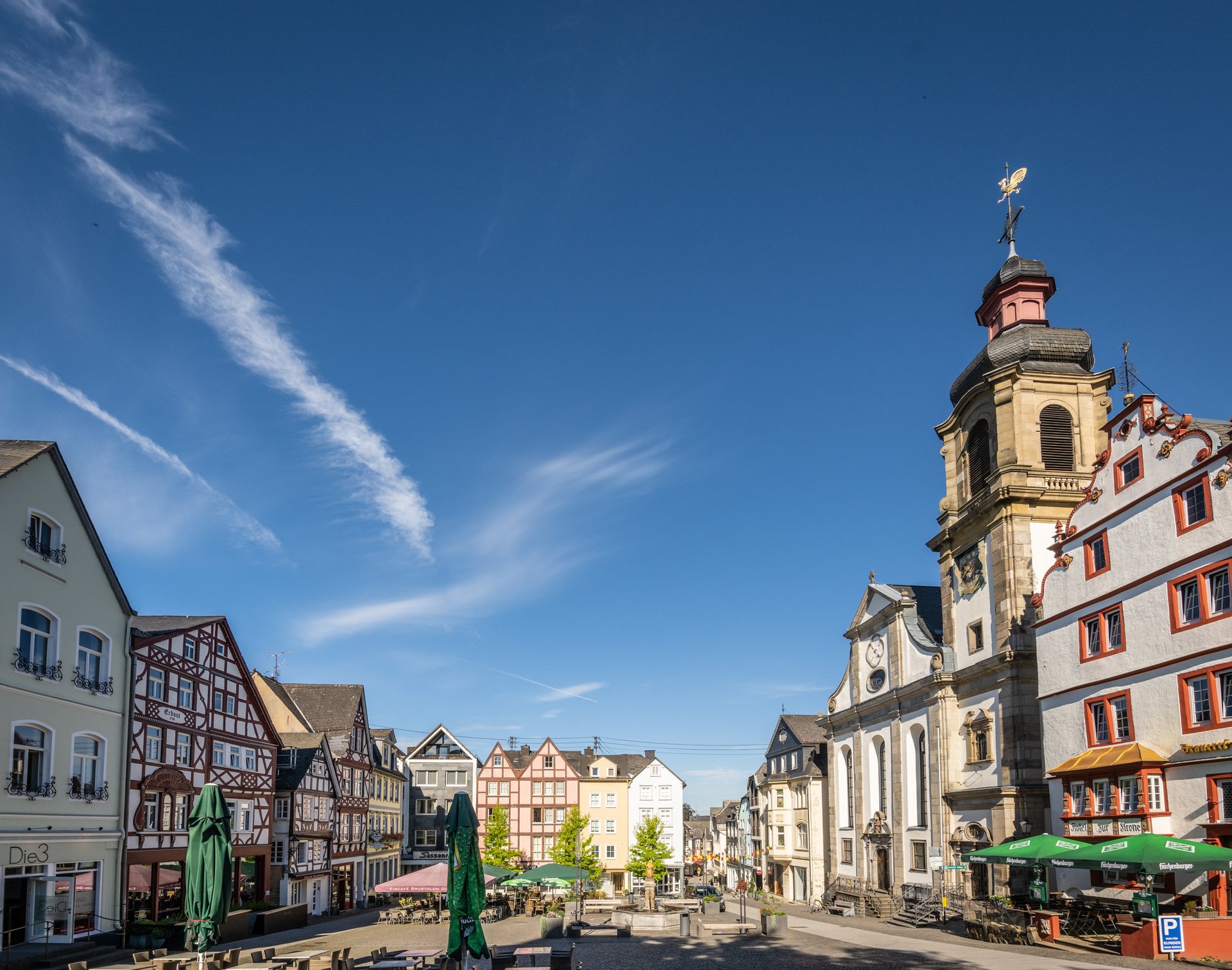 Blick von der evanglischen Kirche auf den Löwenbrunnen und die Fachwerkhäuser rund um den Alten Markt