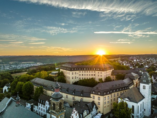 Drohnenaufnahme. Die Sonne geht hinter dem Hachenburger Schloss auf 