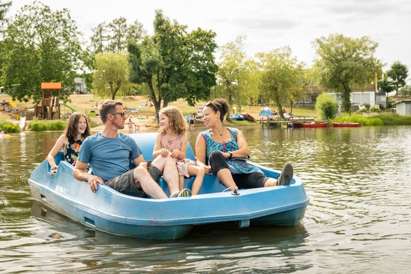 Familie fährt Tretboot am Dreifelder Weiher