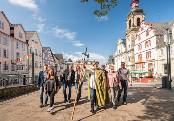 Stadtführer führt seine Gruppe über den Alten Markt 