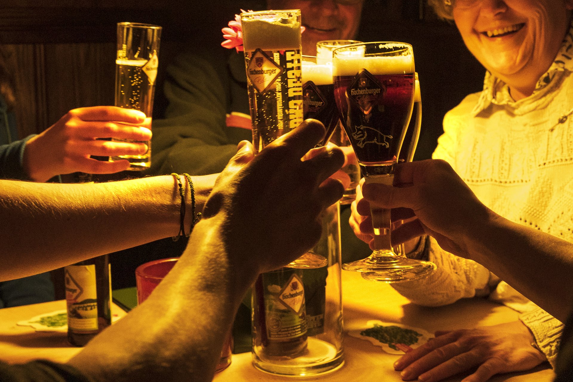 Bier trinken mit Freunden im Gasthaus zur Sonne