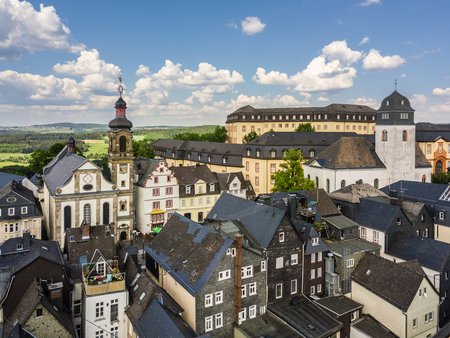 Luftbild rangezoomt mit katholischer und evangelischer Kirche und dem Schloss Hachenburg