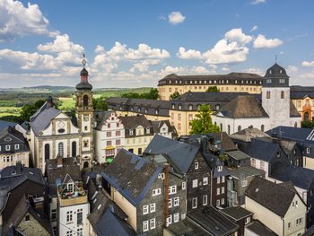 Luftbild rangezoomt mit katholischer und evangelischer Kirche und dem Schloss Hachenburg