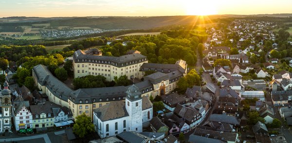 Luftbild Schloss Hachenburg mit Sonnenaufgangn