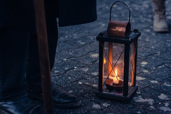 Lampe mit einer brennenden Kerze 