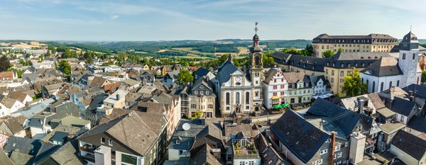 Luftild Alter Markt mit Kirchen und dem Schloss Hachenburg