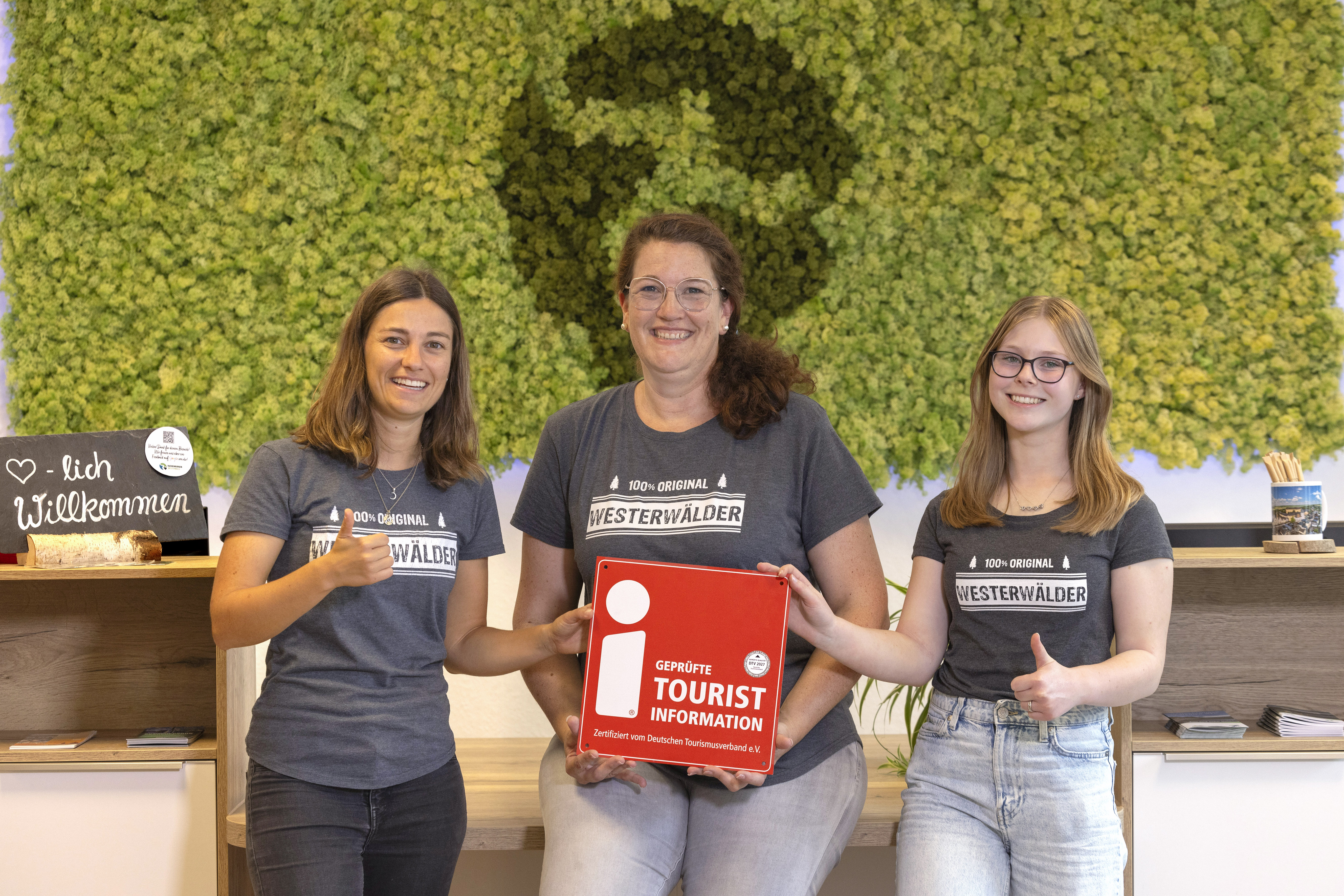 Team der Tourstit-Information mit I-Marke Plakete