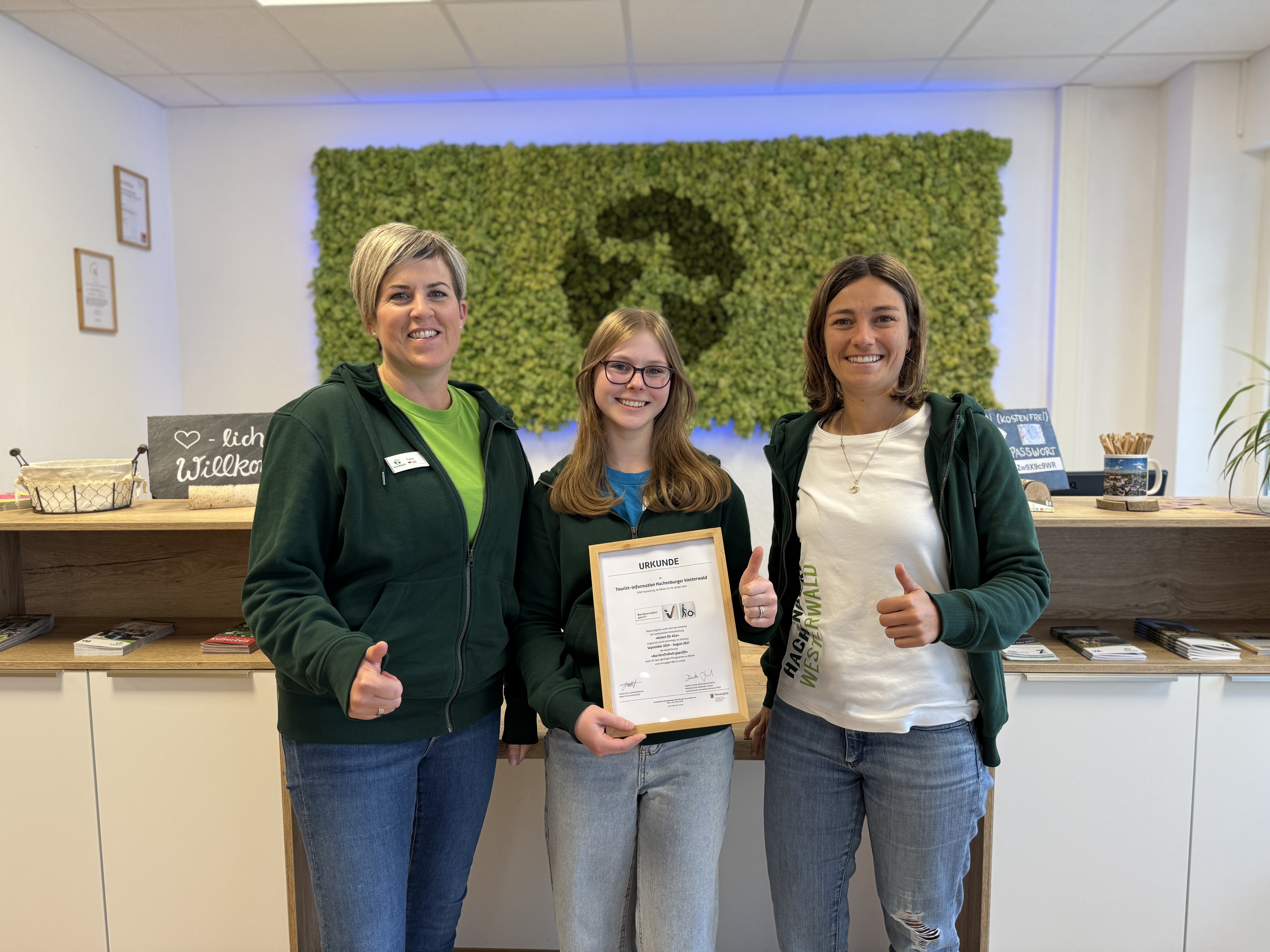 Die Mitarbeiterinnen der Tourist-Information freuen sich über die erfolgreiche Zertifizierung „Reisen für Alle“. V.l.n.r. Tanja Welters, Ciara Thiel & Lisa Effert. 