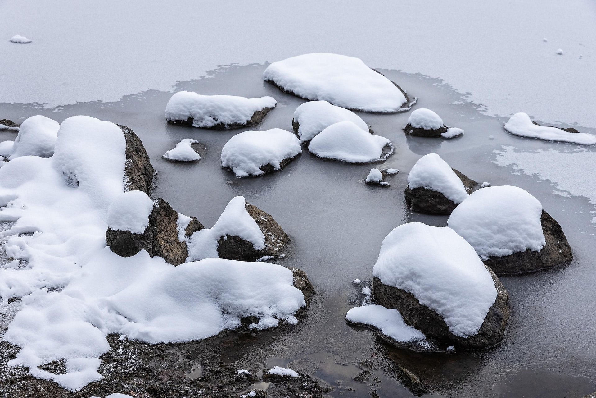 Steine Dreifelder Weiher im Winter