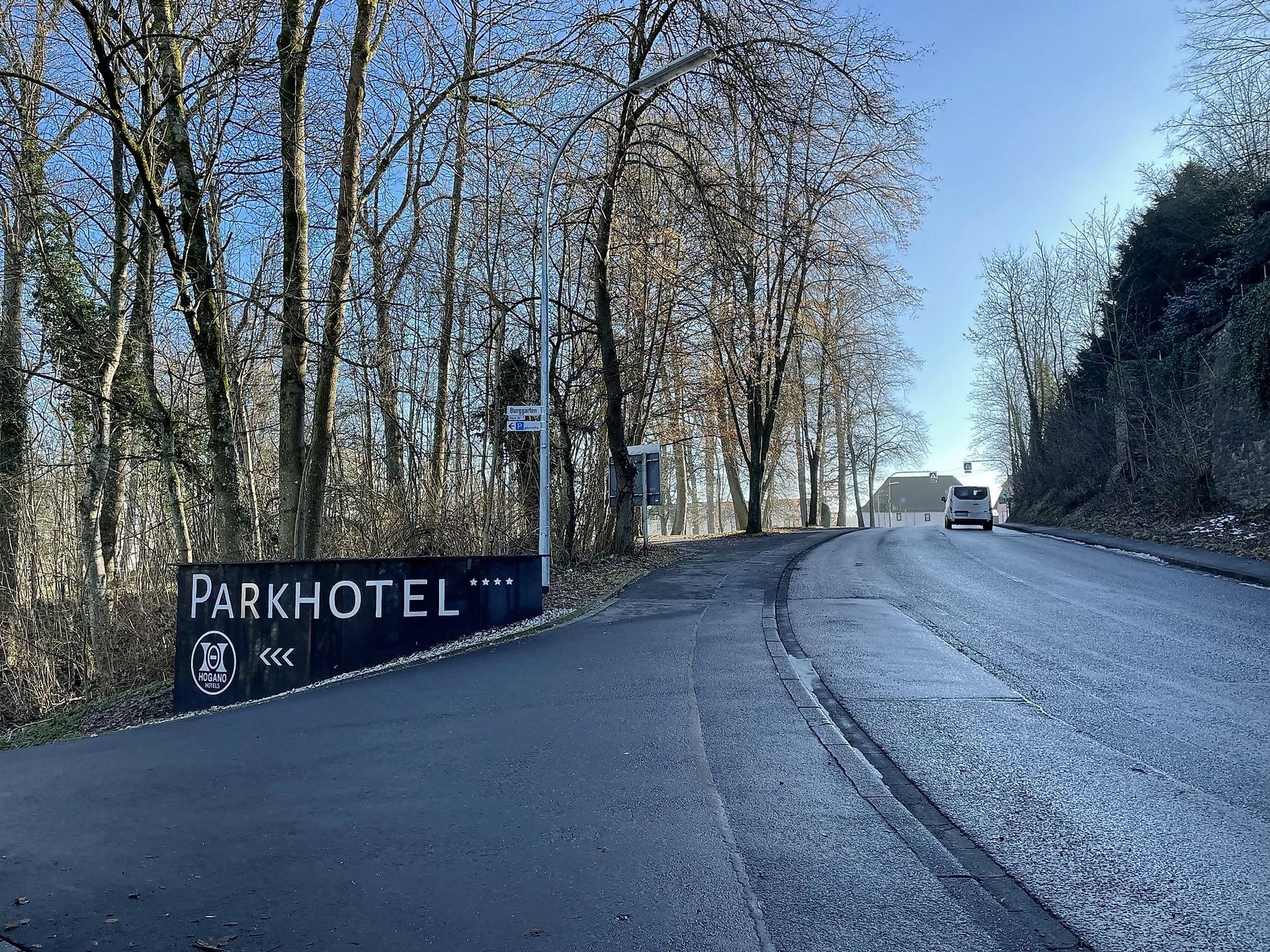 Zufahrt über den Alexanderring Richtung Parkhotel