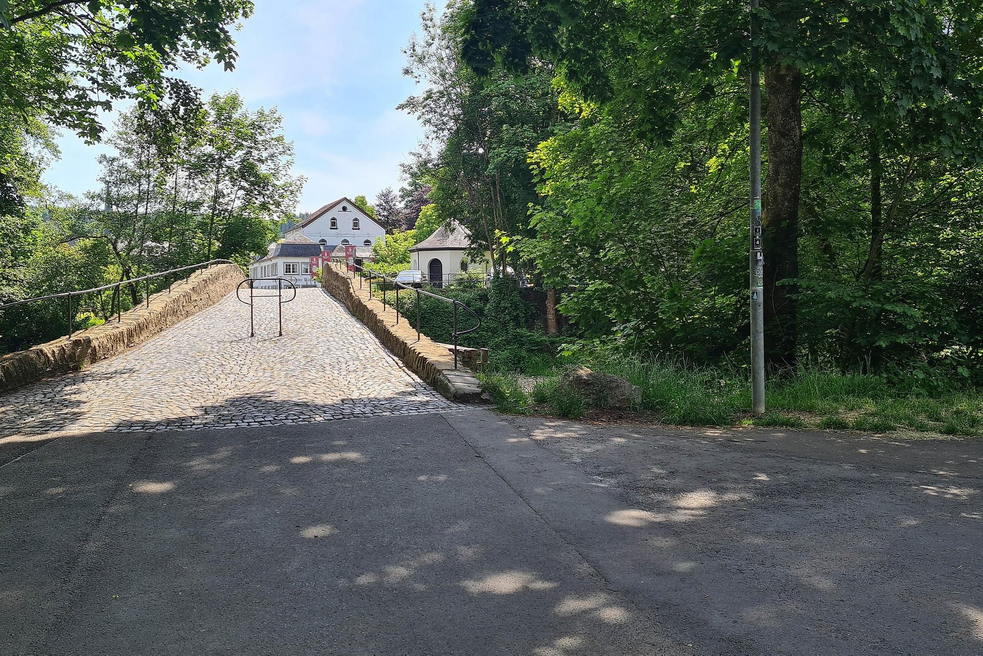 Parkplatz an der historischen Steinbrücke