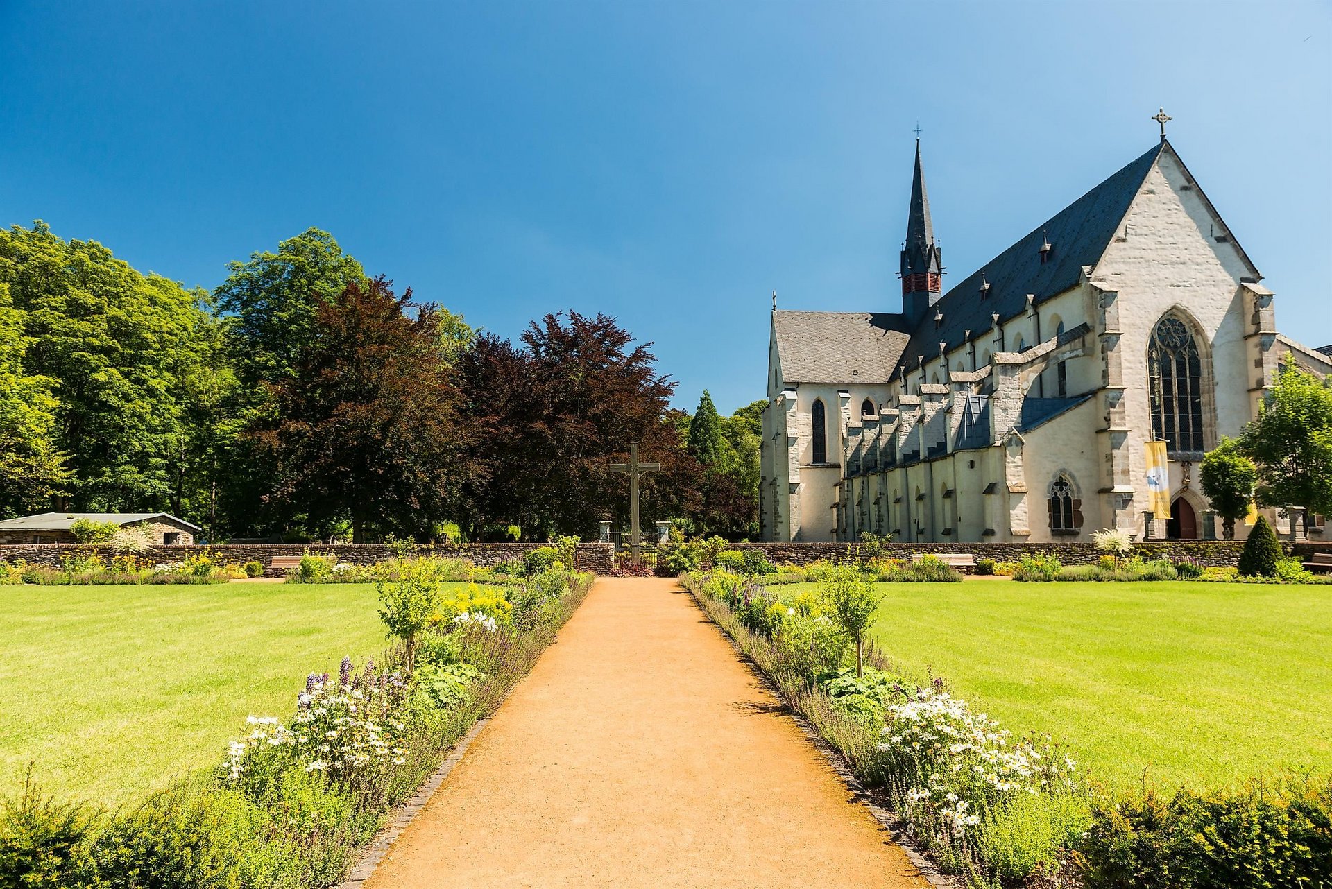 Klostergarten mit Blick zur Abteikirche