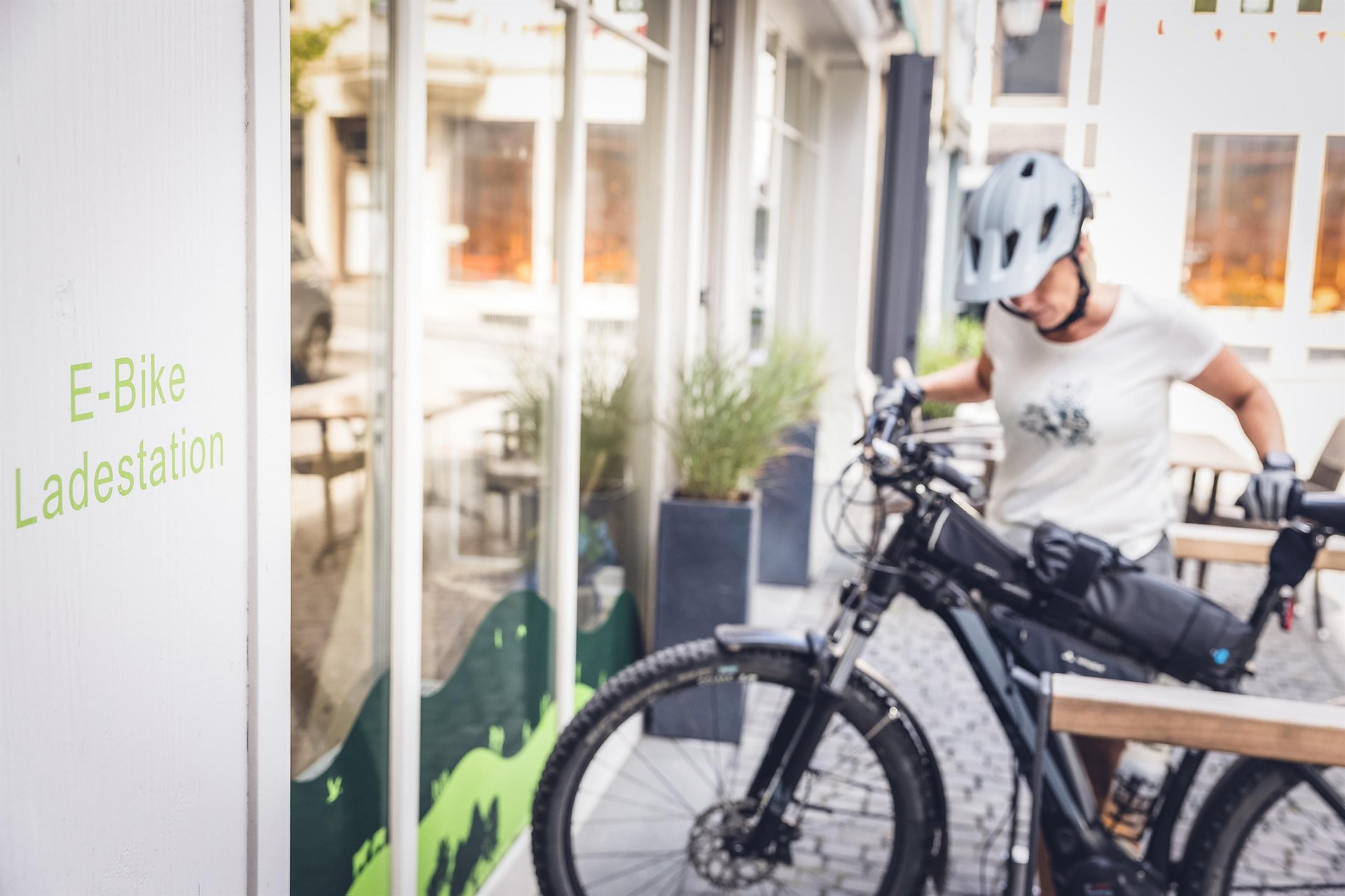 Fahrradständer vor der Tourist-Information