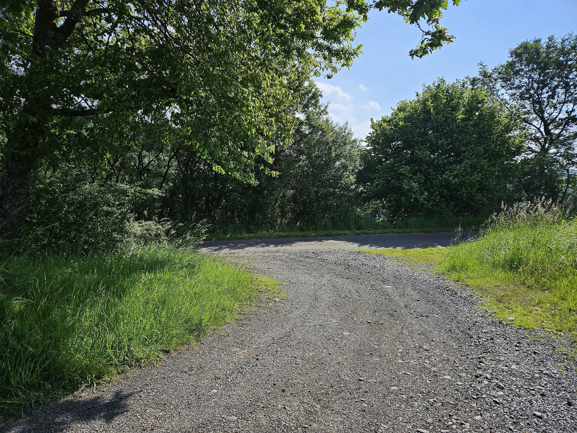 Zufahrt Parkplatz am Friedhof in Limbach