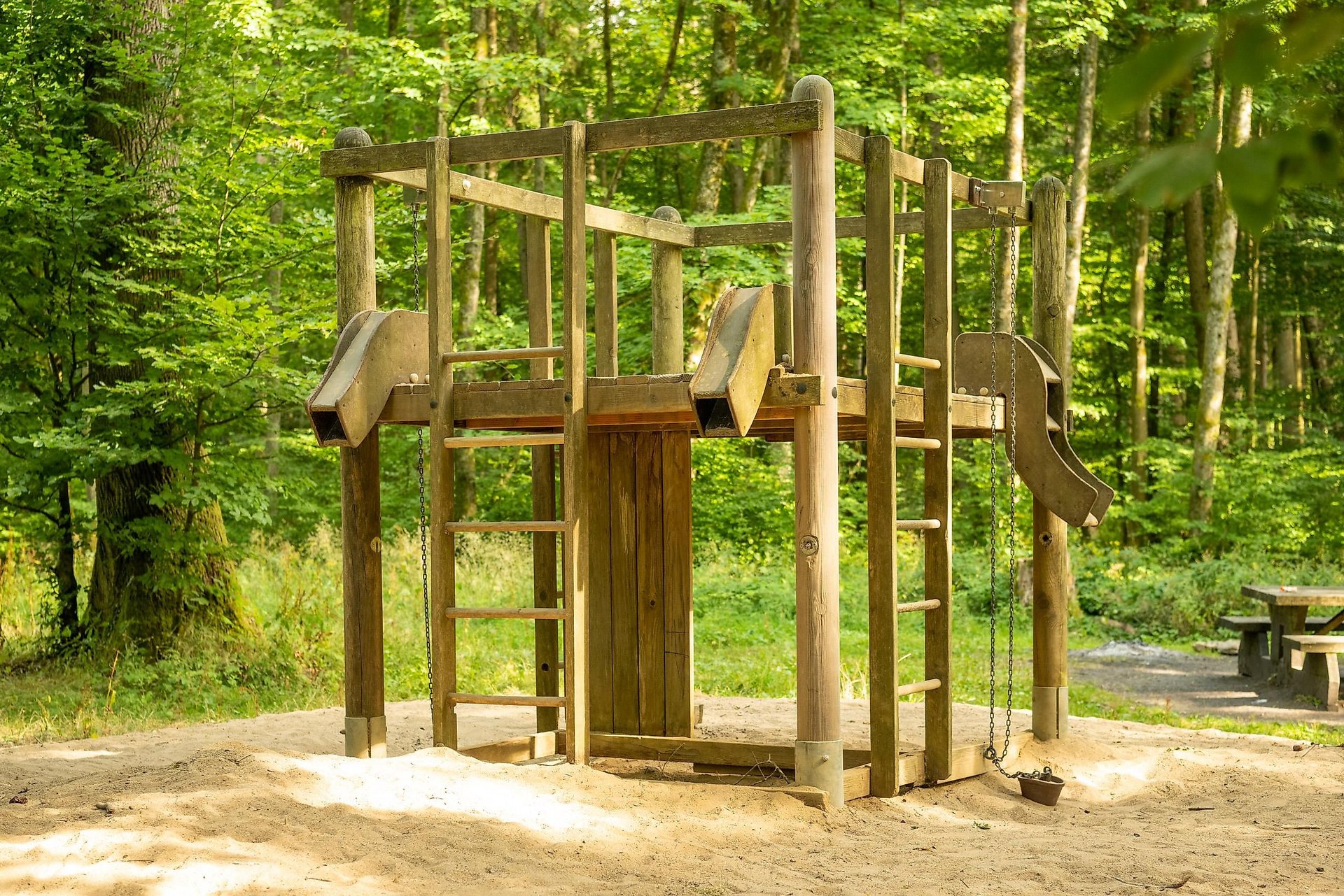 Spielgerüst mit Sandkasten